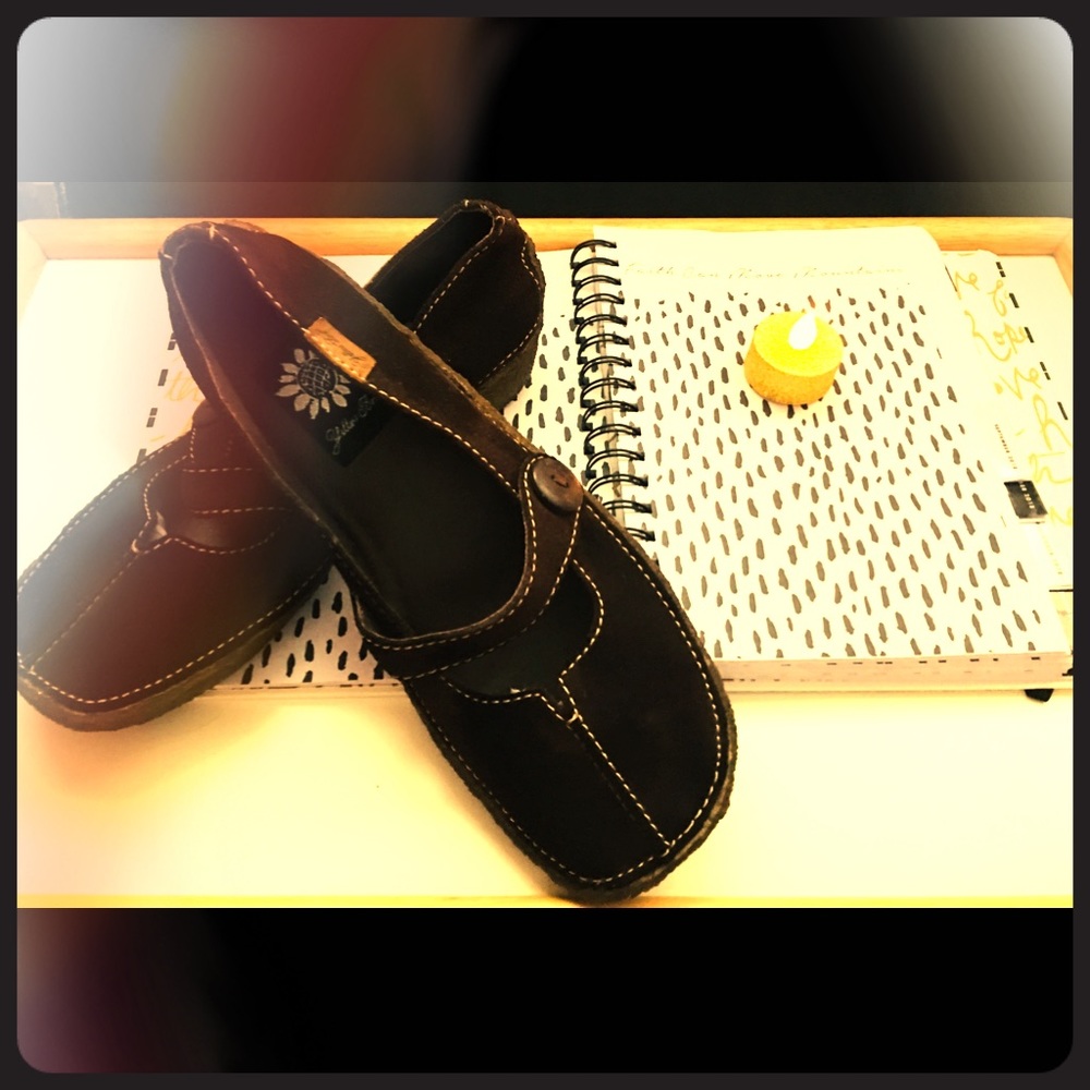 Maryjane style. Yellow box shoe leather. Size 6